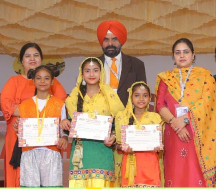 Government school children had a wonderful time dancing at Saras Mela